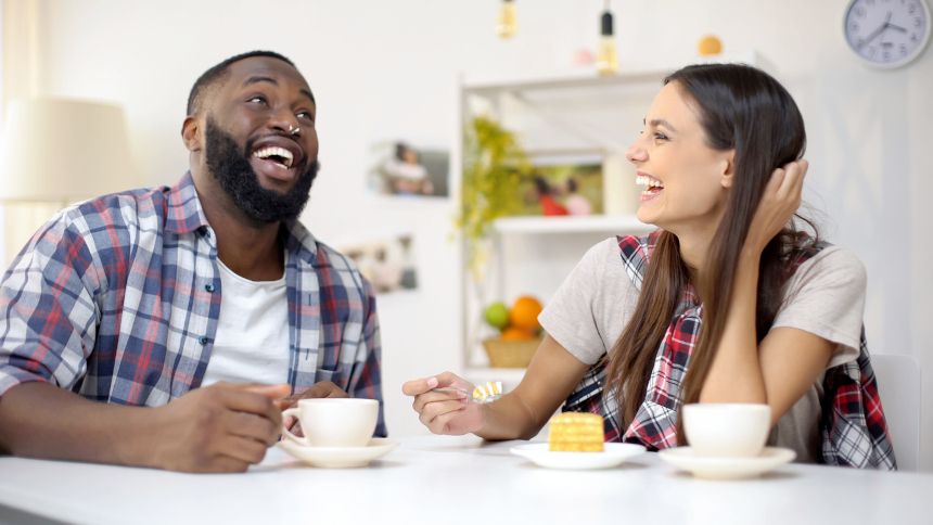 monsieur déstressé et souriant en compagnie d'ue jeune dame